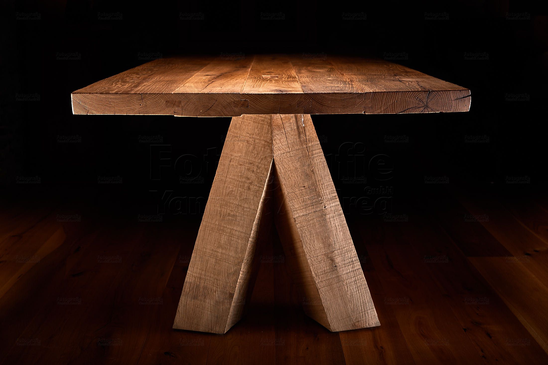 Bild zu dem Thema: Preise für Kommerzielle Foto Aufträge. Ein Tisch aus massivem Eichenholz. Gefertigt in der Schreinerei der Weber Holzbau AG in Kirchberg, Sankt Gallen, Schweiz.
