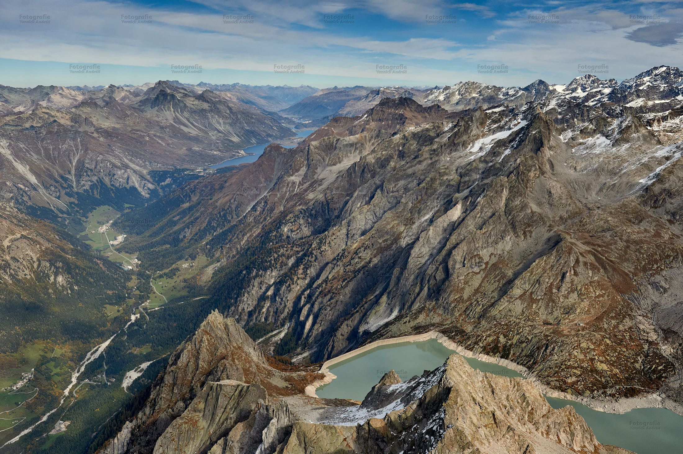 Bild zu dem Thema: Info / Aktuelles zu dem Jahr 2024: Luftbild Fotografie Graubünden Albigna Staumauer, Bergell und Engadiner Seenplatte