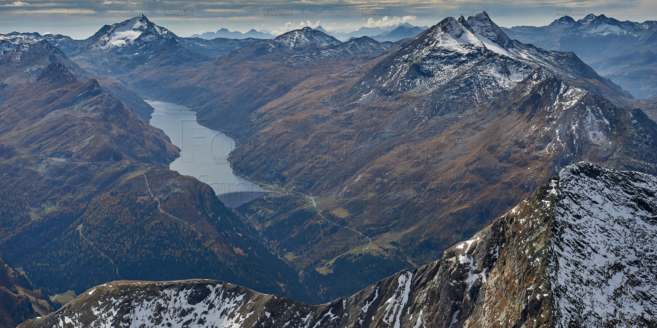 Bild zu dem Thema: Info / Aktuelles zu dem Jahr 2020: Luftbildaufnahme des Stausee Lago di Lej aus ca. 3´500 Meter aufgenommen. Luftbildfotografie / Luftaufnahme Graubünden, Schweiz.