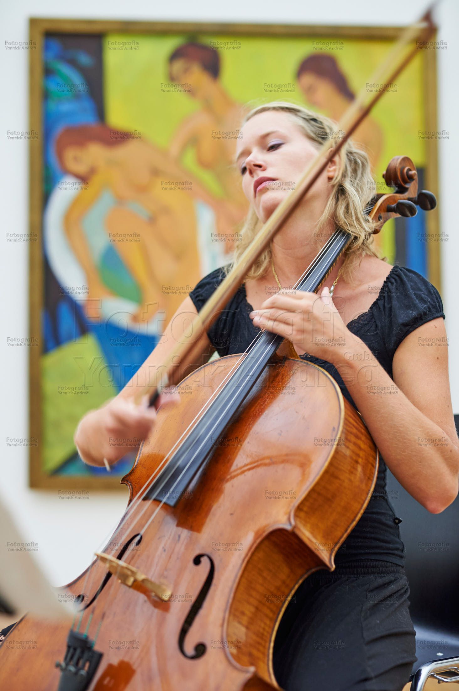 Bild zu dem Thema: Info / Aktuelles zu dem Jahr 2022: Eine Cellistin spielt im Ernst Ludwig Kirchner Museum in Davos vor einer Malerei. Musik-, Theater- und Event Fotografie Graubünden