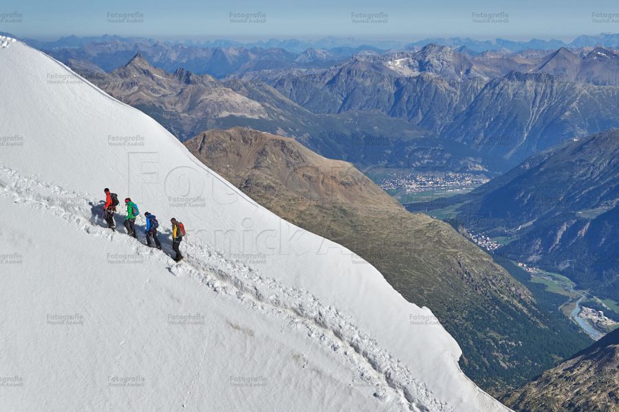 Luftbildaufnahme-Seilschaft-Bergsteigen-Hochtour-Piz-Palue-August-Sommer-Pontresina-Graubuenden-Fotograf-Schweiz