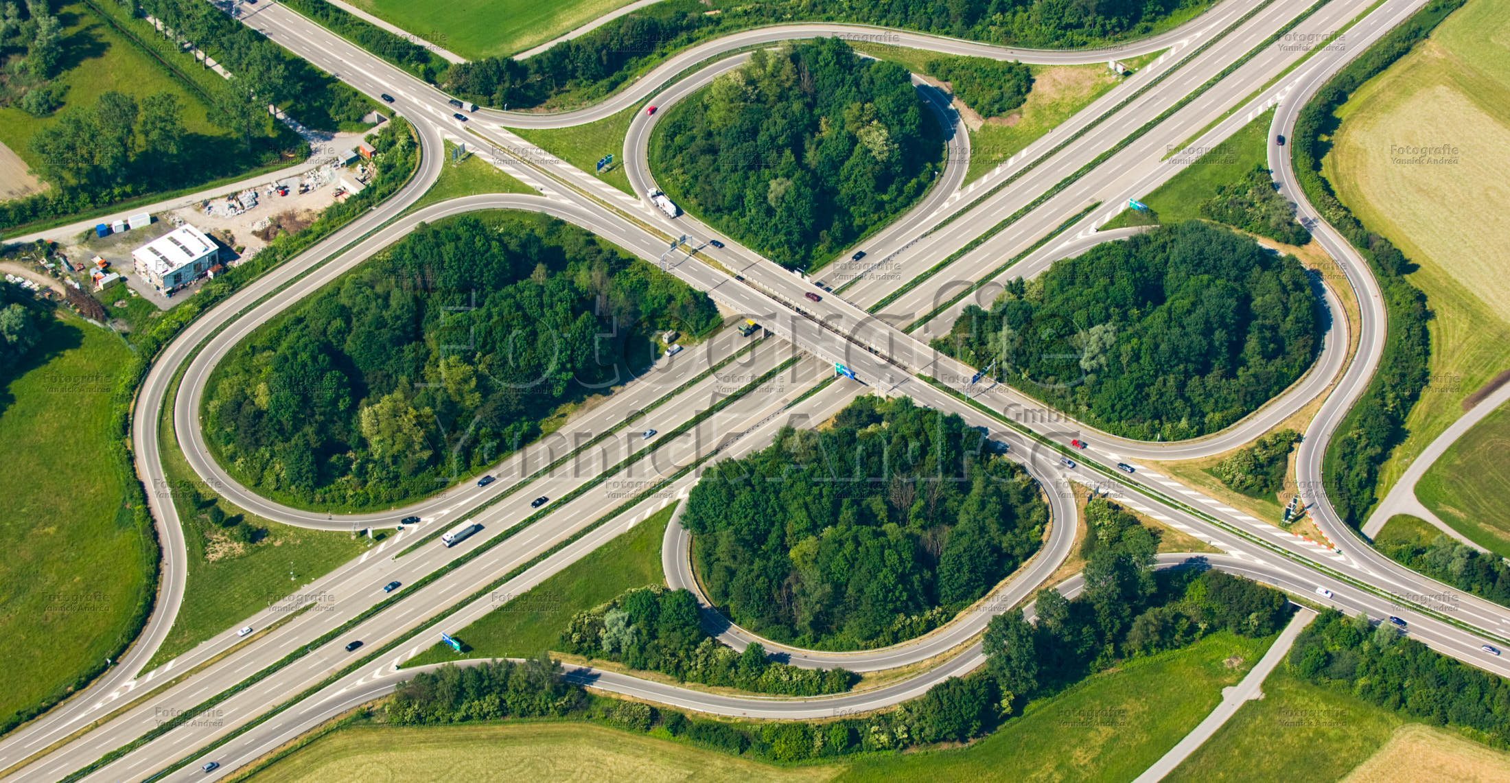 Ein Autobahnkreuz symbolisiert den Weg nach allen Richtungen.