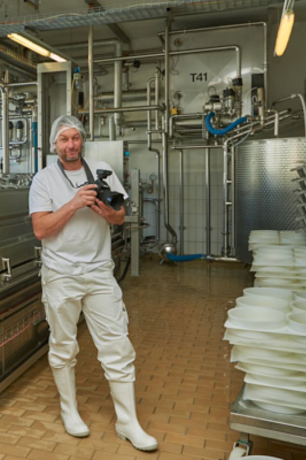 Yannick fotografiert in der Lateria Engadinaisa in Bever.