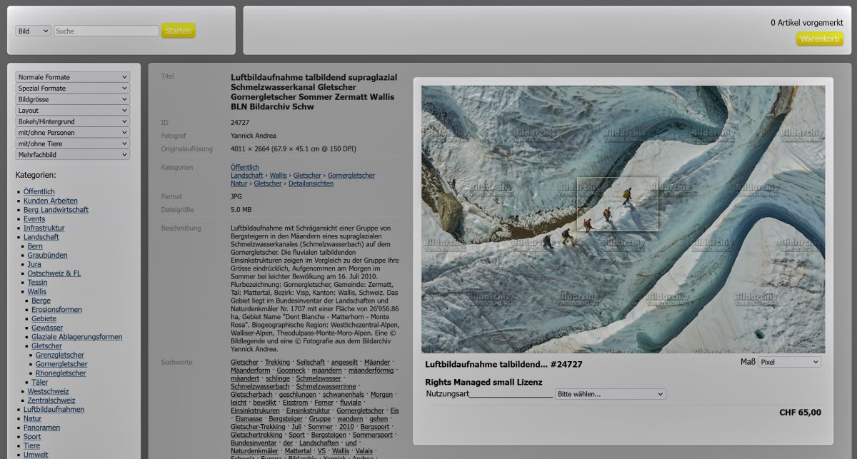 Screenshot der Detailansicht eines Fotos mit 100% Lupenfunktion im Bildarchiv / Bildagentur. Neben dem Bild stehen die dazu gehörenden Infos mit Bildtitel, ID-Nummer, Bildgrösse, Urheber, Ablagelinks, Downloadbutton für Vorschau mit Wasserzeichen, detailierter Bildbeschreibung und Stich / Schlagworte. Unterhalb des Bildes ist der Bildhonorarkalkulator.   Webseite des Online Bildarchivs der Yannick Andrea GmbH.