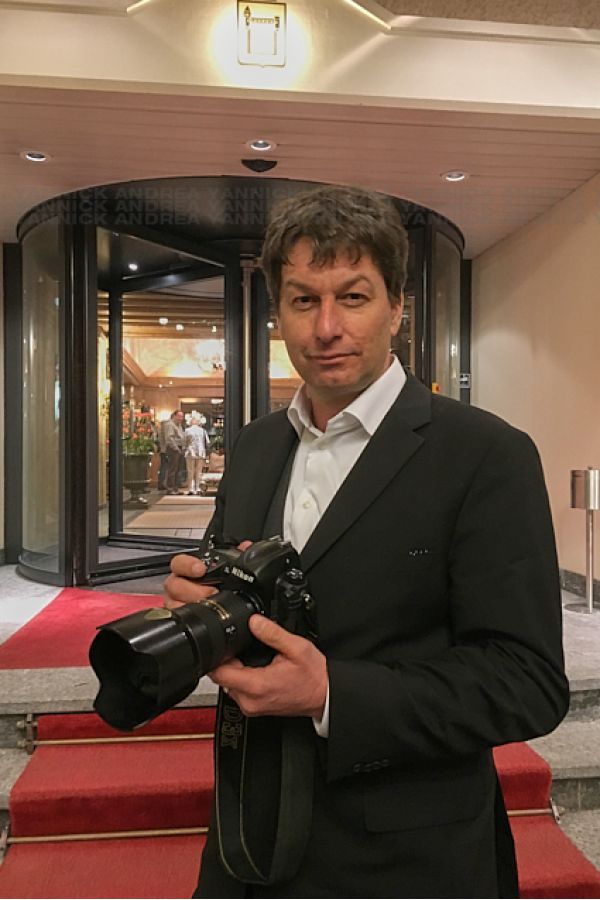 Yannick im Anzug (!) vor dem Eingang des Gstaad Palace Hotels, Gstaad, Bern, Schweiz.