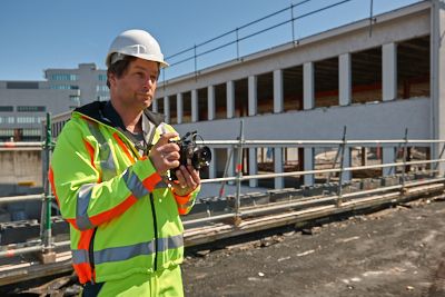 Yannick fotografiert am Zürich Flughafen bei der Dokumentation der Abbrucharbeiten.